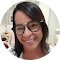 Mulher de cabelo curto e com óculos
