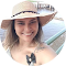 Mulher loira com chápeu de praia